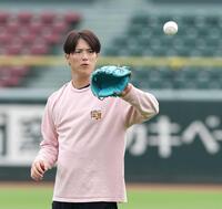 　気合が入った表情でキャッチボールをする森下（撮影・市尻達拡）