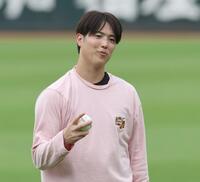 　リラックスした表情でキャッチボールをする森下（撮影・市尻達拡）