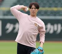 　気合が入った表情でキャッチボールをする森下（撮影・市尻達拡）