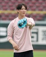 　リラックスした表情でキャッチボールをする森下（撮影・市尻達拡）