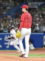 　５回、森下は内山（左）に適時二塁打を打たれる（撮影・佐藤厚）