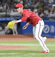 　７回、古賀のバントを好捕し二走を三封する森下（撮影・佐藤厚）