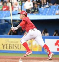 　１回、小園は中前安打を放つ（撮影・佐藤厚）