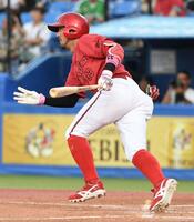 　２回、菊池は中前安打を放つ（撮影・佐藤厚）