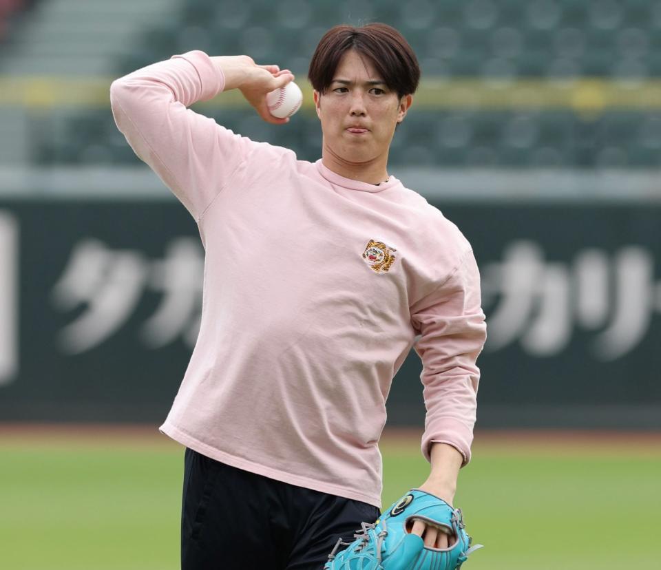 　気合が入った表情でキャッチボールをする森下（撮影・市尻達拡）