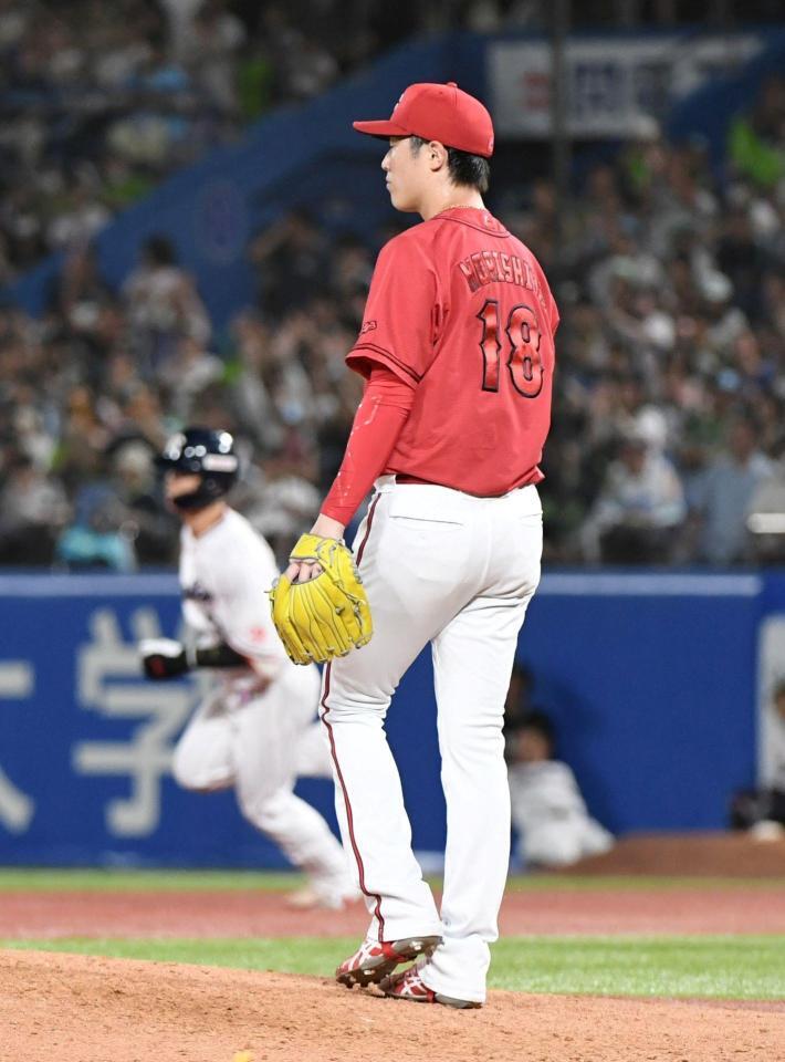 　５回、森下は内山（左）に適時二塁打を打たれる（撮影・佐藤厚）