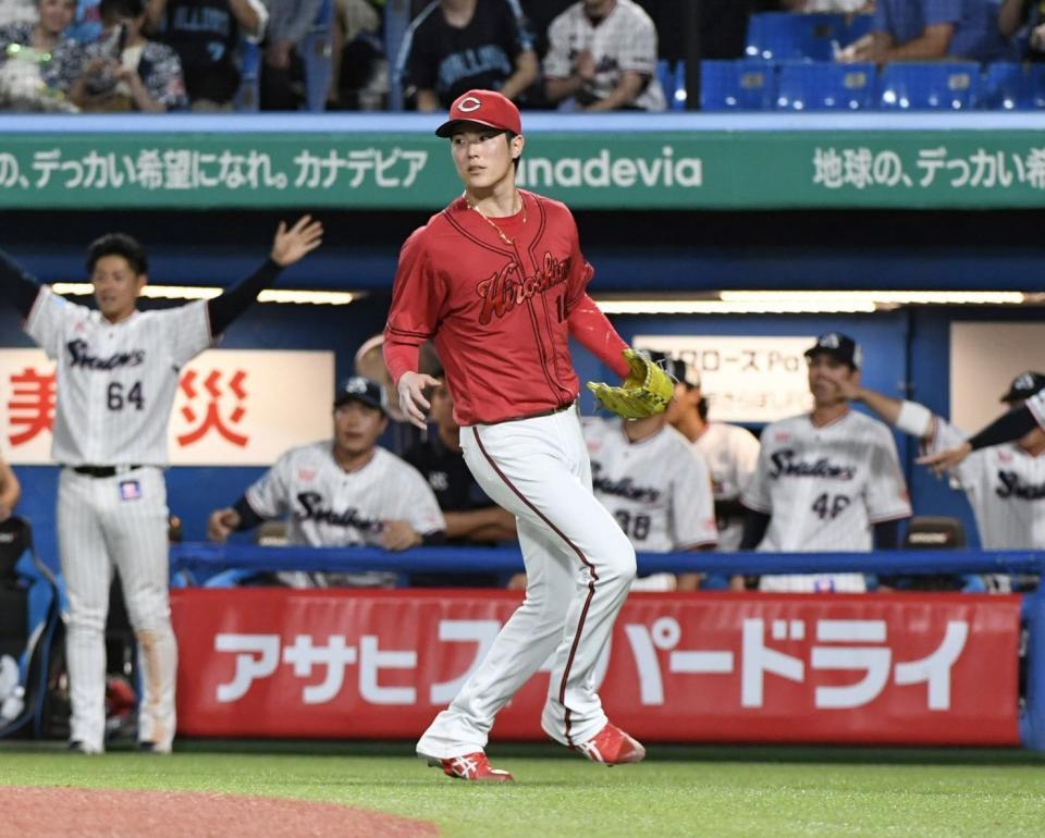 　４回、森下（中）は沢井に左前打を打たれ先制を許す（撮影・佐藤厚）