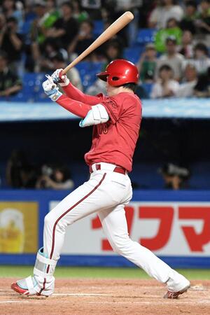 　５回、森下は右前安打を放つ（撮影・佐藤厚）