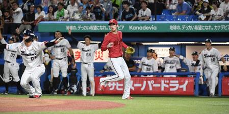 　４回、森下（中）は沢井に左前打を打たれ先制を許す（撮影・佐藤厚）