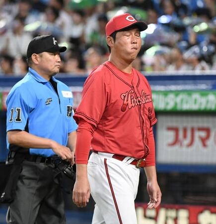 　２回裏、ヤクルトに逆転を許し、玉村の交代を告げる新井監督（撮影・佐藤厚）