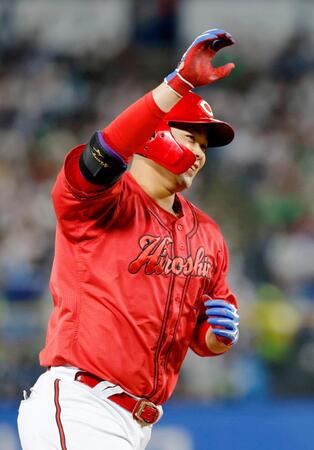 　６回、本塁打を放ちポーズをとる林