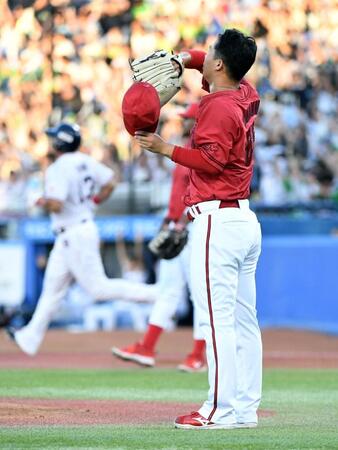 　１回、玉村はオスナ（左）に同点３ランを打たれる（撮影・佐藤厚）