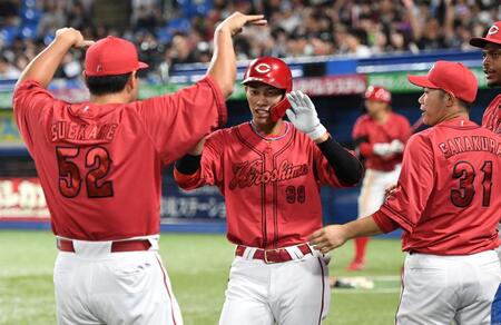 　９回、二俣は追撃の２号ソロを放ち、末包（左）に迎えられる（撮影・佐藤厚）