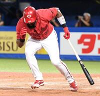 　５回、ファビアンは頭部付近に死球を受ける（撮影・佐藤厚）