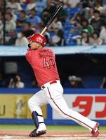 　６回、林はバックスクリーンに１号ソロを放つ（撮影・佐藤厚）