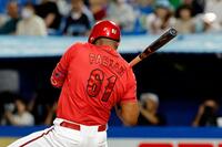 　５回、ファビアンが頭部に死球を受ける