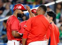 　５回、頭部へ死球を受けたファビアン（左）