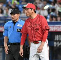 　２回裏、ヤクルトに逆転を許し、玉村の交代を告げる新井監督（撮影・佐藤厚）
