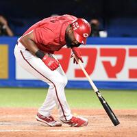 　５回、ファビアンは頭部付近に死球を受ける（撮影・佐藤厚）