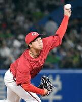 　４回裏から３番手で登板した佐藤柳（撮影・佐藤厚）