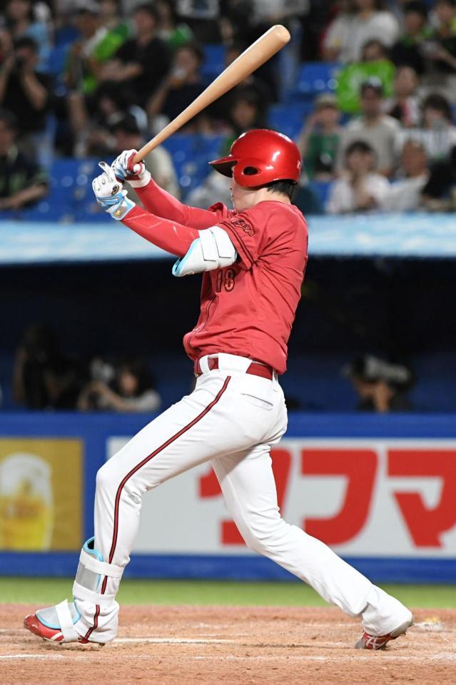 　５回、森下は右前安打を放つ（撮影・佐藤厚）