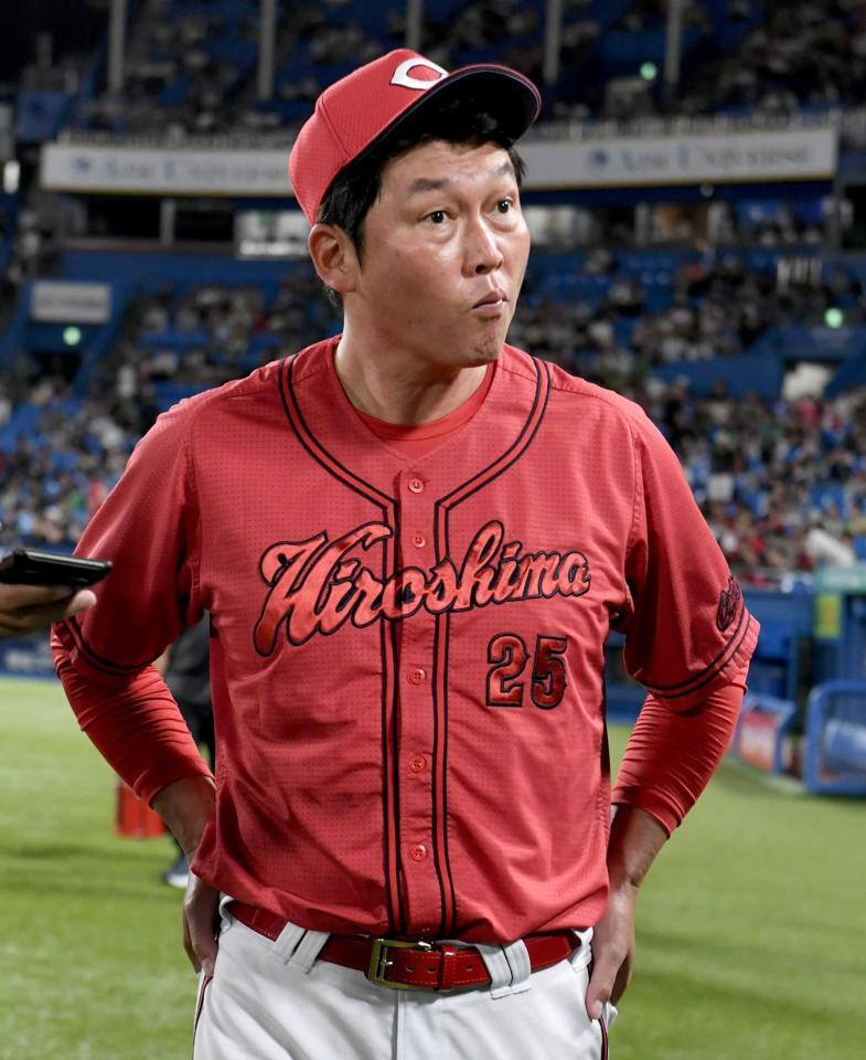 　５位に転落しがっくりと引き揚げる新井監督（撮影・佐藤厚）
