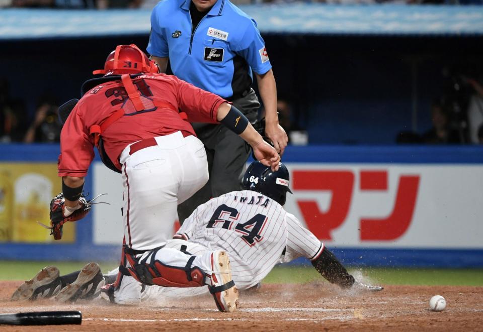 　２回、オスナの中前打と大盛の悪送球で生還する二走・岩田（撮影・佐藤厚）