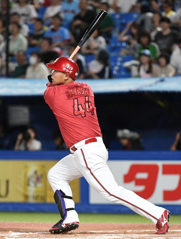 　６回、林はバックスクリーンに１号ソロを放つ（撮影・佐藤厚）