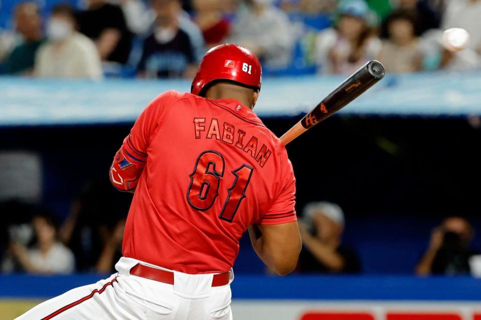 　５回、ファビアンが頭部に死球を受ける