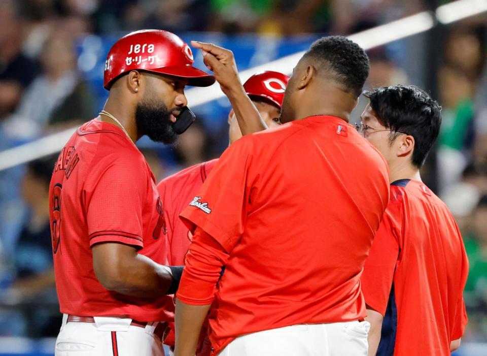 　５回、頭部へ死球を受けたファビアン（左）