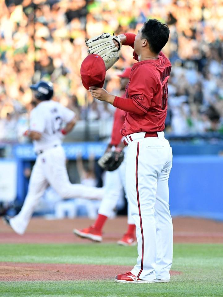 　１回、玉村はオスナ（左）に同点３ランを打たれる（撮影・佐藤厚）