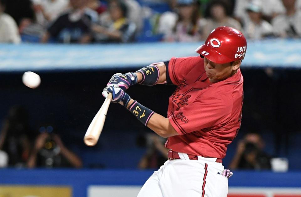 　５回、野間は左犠飛を放つ（撮影・佐藤厚）