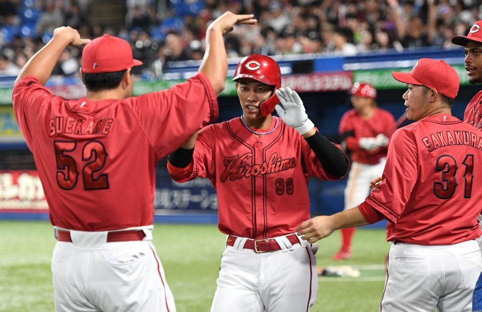 　９回、二俣は追撃の２号ソロを放ち、末包（左）に迎えられる（撮影・佐藤厚）