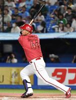 　６回、林はバックスクリーンに１号ソロを放つ（撮影・佐藤厚）