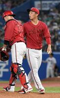 　２回途中、７安打６失点で降板する玉村（右）＝撮影・佐藤厚