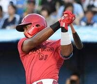 　１回ファビアンは左前に先制適時打を放つ（撮影・佐藤厚）