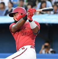 　１回、ファビアンは左前に先制適時打を放つ撮影・佐藤厚）