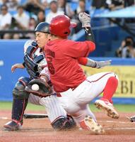 　１回、ファビアンの左前打で二走・小園（右）が生還（撮影・佐藤厚）