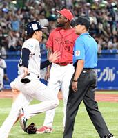 　９回、赤羽（左）の左翼への一打はリプレー検証の結果、逆転サヨナラ３ランとなり、ぼう然と立ち尽くすハーン（撮影・佐藤厚）