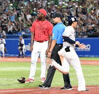 　９回、赤羽（右）の左翼への一打はリプレー検証の結果、逆転サヨナラ３ランとなり、ぼう然と立ち尽くすハーン（撮影・佐藤厚）