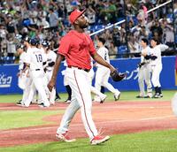 　９回、赤羽に逆転サヨナラ３ランを打たれ、がっくりと引き揚げるハーン（撮影・佐藤厚）