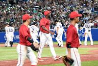 　９回、赤羽に逆転サヨナラ３ランを打たれ、がっくりと引き揚げるハーン（撮影・佐藤厚）