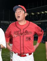 　うつろな表情で記者の質問に答える新井監督（撮影・佐藤厚）