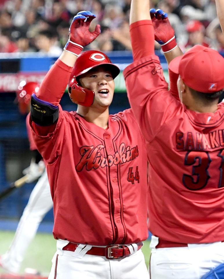 　６回、林はバックスクリーンに１号ソロを放ち、ベンチにがい旋する（撮影・佐藤厚）