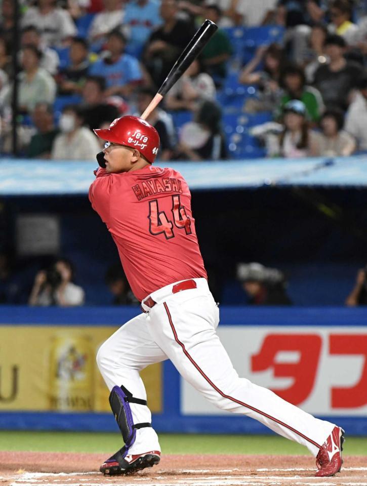 　６回、林はバックスクリーンに１号ソロを放つ（撮影・佐藤厚）