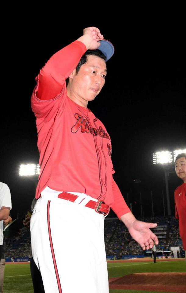 　悔しさをにじませながら引き揚げる新井監督（撮影・佐藤厚）