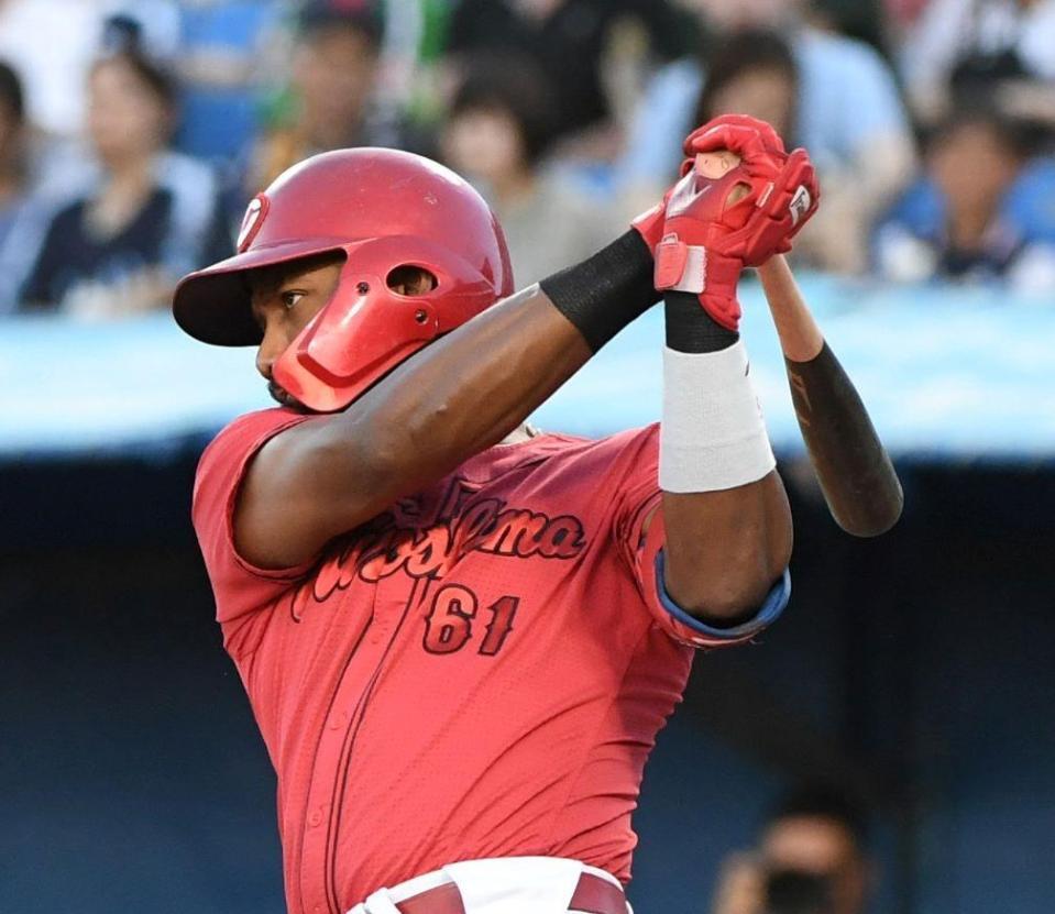 　１回ファビアンは左前に先制適時打を放つ（撮影・佐藤厚）