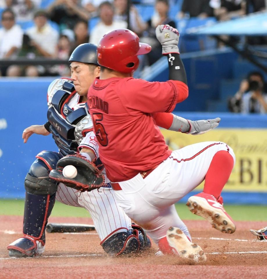 　１回、ファビアンの左前打で二走・小園（右）が生還（撮影・佐藤厚）