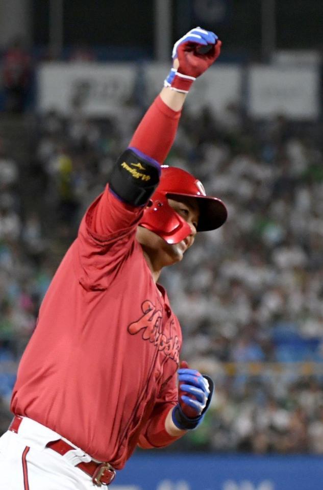 　５回、林は左越えに２試合連続の２号３ランを放ち、右手を高々と上げ本塁に向かう（撮影・佐藤厚）