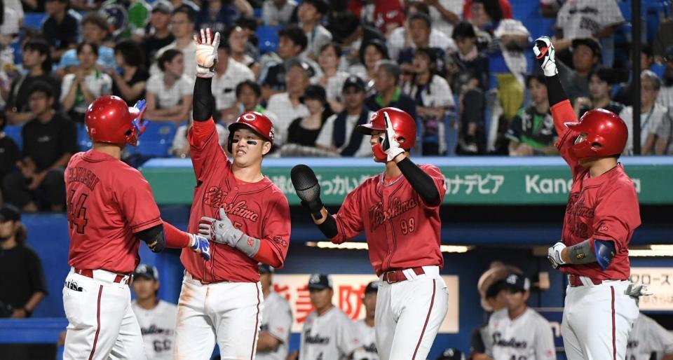 　５回、林晃汰は左越えに２試合連続の２号３ランを放ち、小園（左から２人目）らに迎えられる（撮影・佐藤厚）